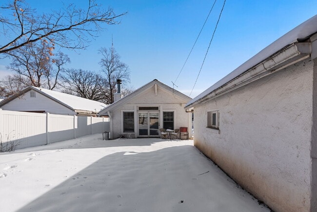 Building Photo - "Charming Brentwood house 2 bedrooms 1 Bathoom, Prime Location!"