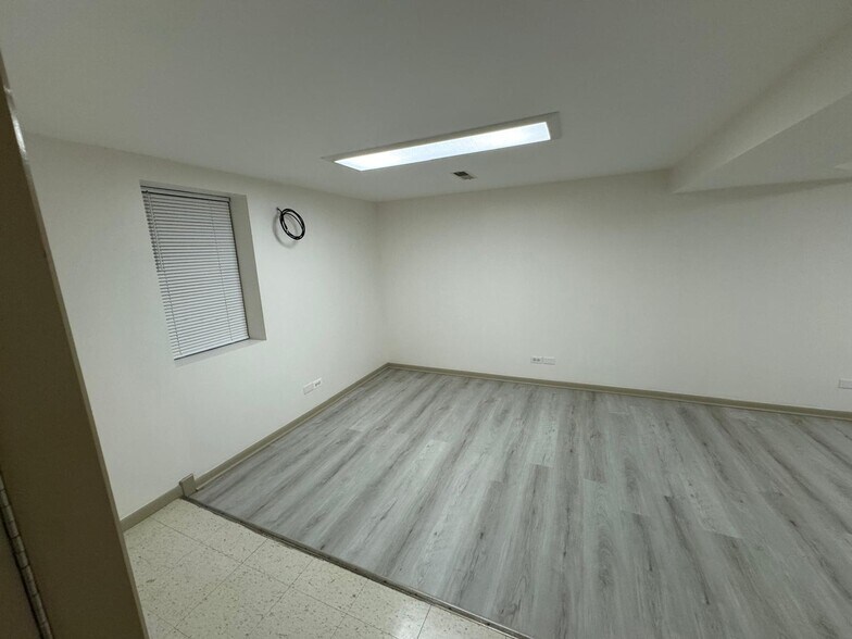 Living room - 5434 N Lotus Ave