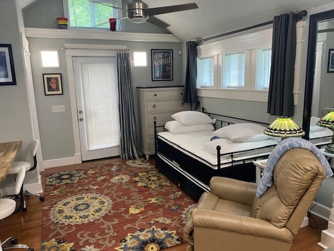 Building Photo - Furnished Tiny House!