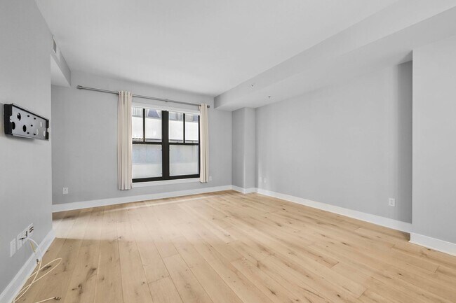Building Photo - Available Now! High End 1 Bed/ 1 Bath in A...