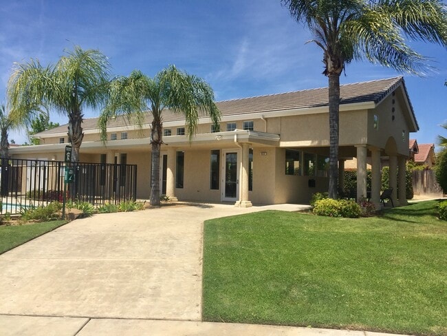 Building Photo - Beautiful 3 bedroom 3 full baths 2117 sq. ft. Located in Nees Park Villas