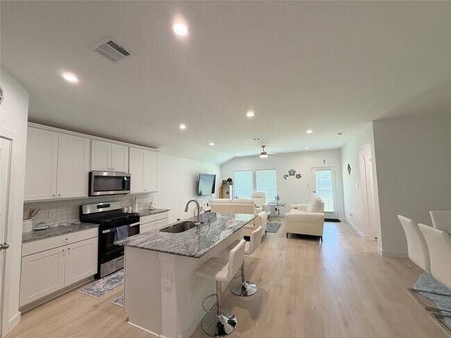 Building Photo - 4986 Edgewood Dr