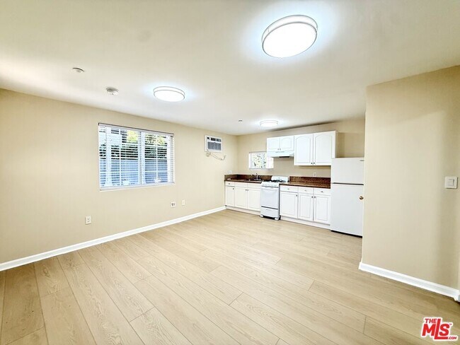 Building Photo - 364 N San Vicente Blvd