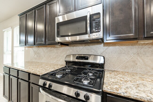 Building Photo - 2414 Garden Falls Dr