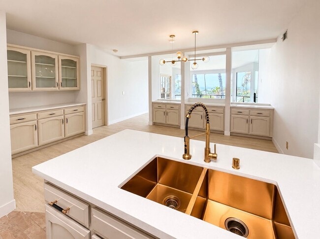 Building Photo - 2 Bedroom 2 Bath Bay Park Condo with Stunning Mission Bay Views!!
