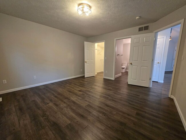 Building Photo - Spacious 4 Bedroom Duplex in North Normal ...