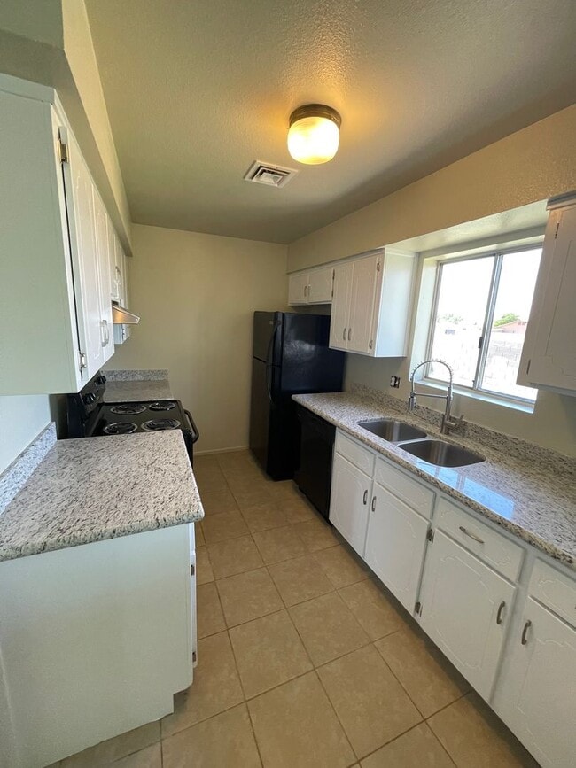 Building Photo - 4 bedroom Home in Yuma Valley for Rent!