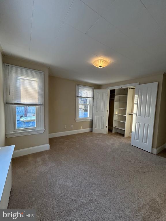 Building Photo - 424 Center St