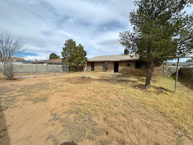 Building Photo - Northeast El Paso 3 Bed Refrig A/C