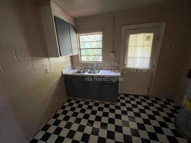 Building Photo - 415 Rocky St