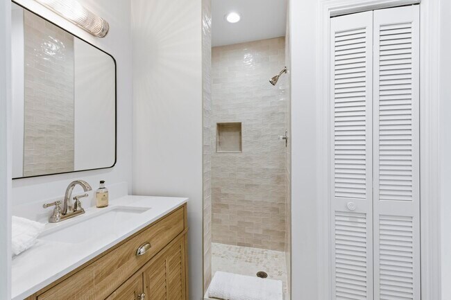 Building Photo - 3208 N Flagler Dr