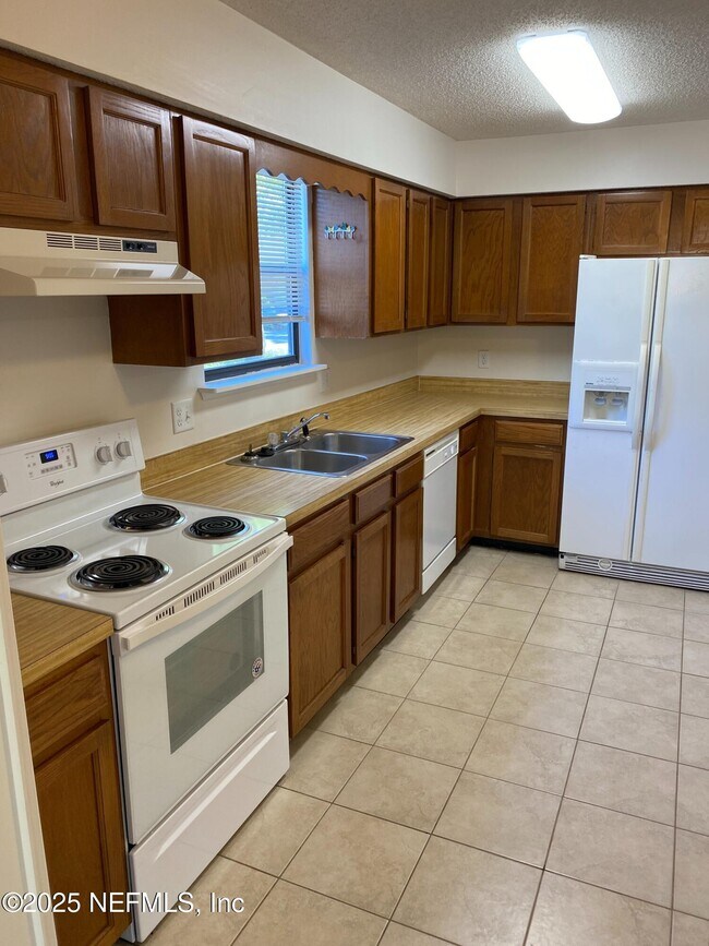 Building Photo - 12924 Tree Way Ln