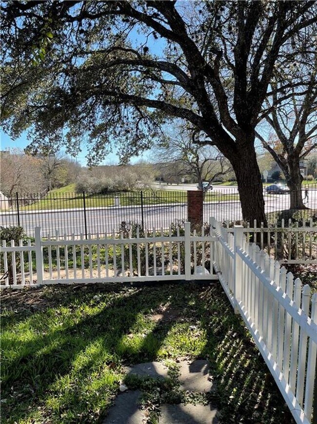Building Photo - 2bed/2.5 bath condo close to downtown