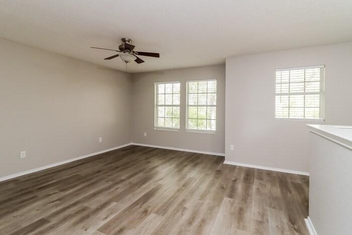 Building Photo - 525 Linacre Dr