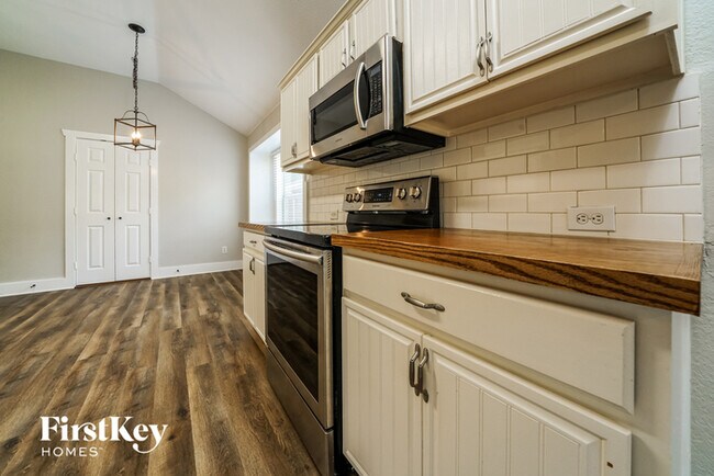 Building Photo - 11921 Hickory Cir