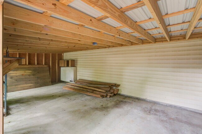 Building Photo - 108 Pine Ct