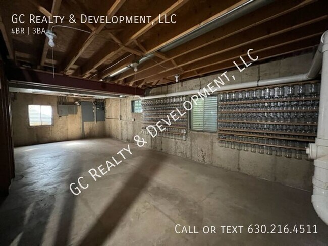 Building Photo - ***MUST SEE! 4 BDRM / 2.5 BTH / LARGE CORN...