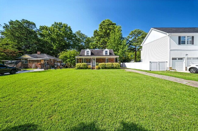 Building Photo - 4 Bedroom 2 Bathroom with large fenced in yard for Pets