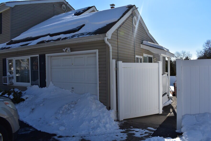 Building Photo - 4 Cindy St