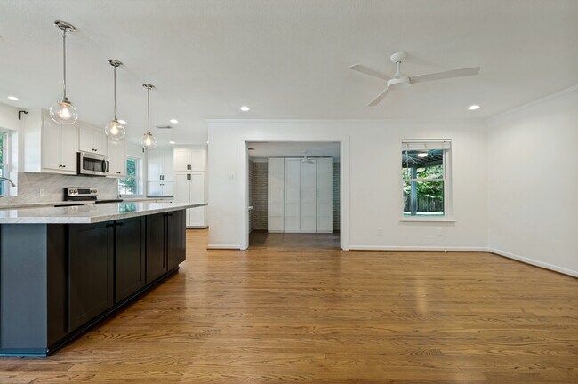 Building Photo - 7105 Bennington Dr