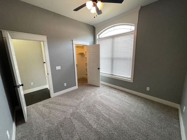 Building Photo - 202 Crestwood Ln