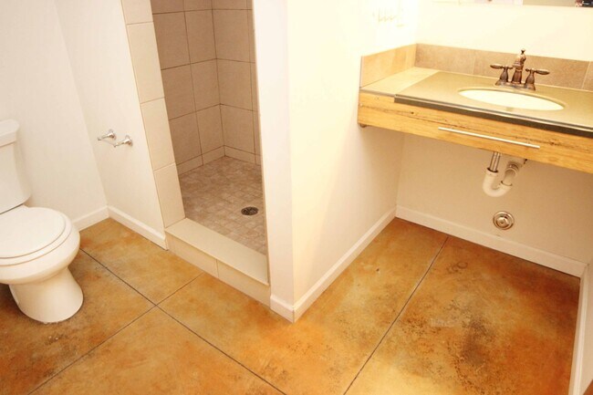 Building Photo - 318-320 W Myrtle