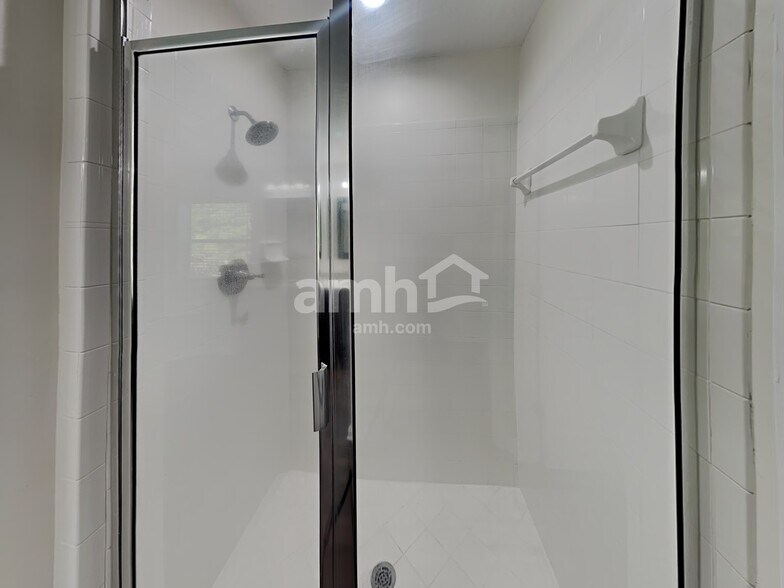 Building Photo - 1411 Samantha Cir S