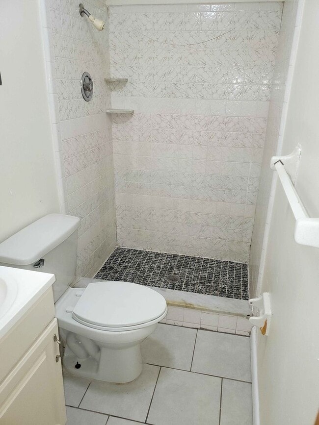 Building Photo - Large 3 Bedroom 2 Pool Home in Daytona Beach!