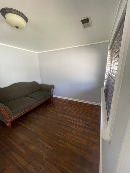Building Photo - 718 W 41st St