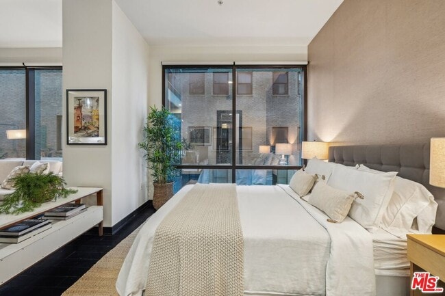 Building Photo - 655 S Hope St