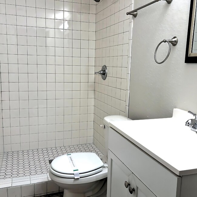 Building Photo - 911 W Leola St