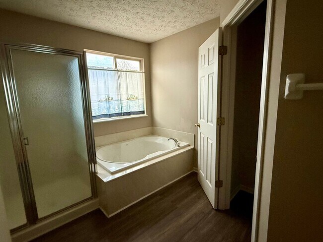 Building Photo - Gorgeous 4 bedroom, 2.5 bath home located in Pickerington Schools