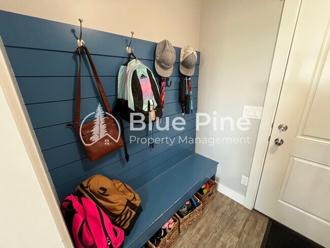 Building Photo - 6028 Fox Run Dr