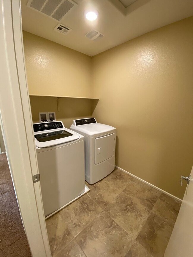 Building Photo - Spacious Townhouse with Loft & Rare 3-Car Garage!
