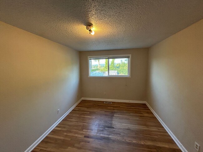Building Photo - Large 3 bed, 2 bath house in South Seattle...