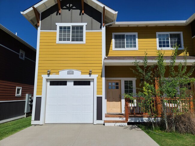 Primary Photo - Beautiful 3 Bed 2.5 Bath Town house with A...