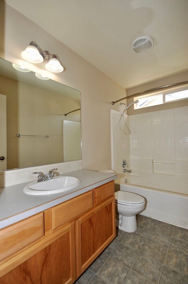 Building Photo - 3 bed 2 bath rancher with office