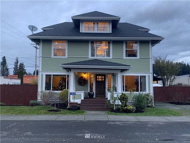 Primary Photo - Spacious 5 Bedroom Home in Burlington - Av...