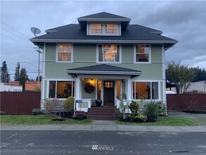 Building Photo - Spacious 5 Bedroom Home in Burlington - Av...