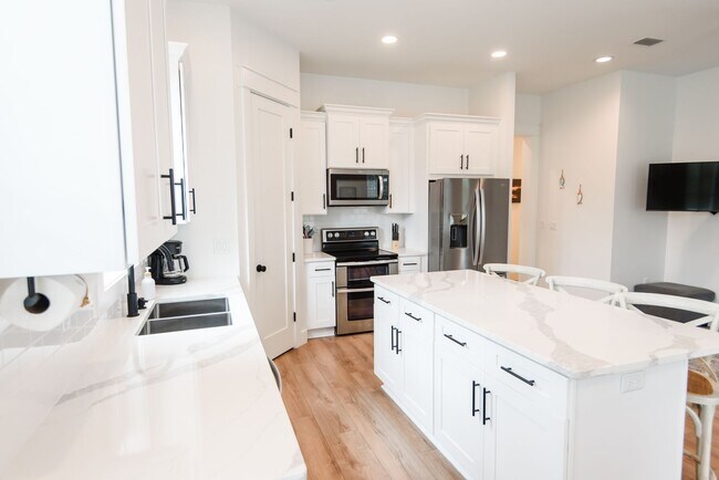 Building Photo - Elegant 4-Bedroom Home in Lakeside at Blue...