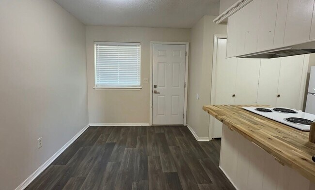 Building Photo - 2 bedroom 1.5 bath duplex - Edmond Schools- August Move In