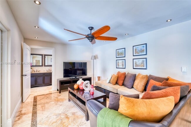 Building Photo - 5826 SW 17th St