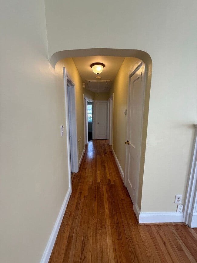 Building Photo - Charming 3 bedroom home in the Downtown area