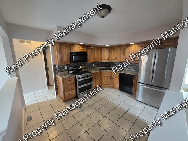 Building Photo - Three Bedroom Townhome