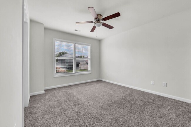 Building Photo - Beautiful 3-bed, 2.5-bath home with a bright, open floor plan.