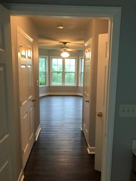 Building Photo - 1950 Hawkcrest Ct