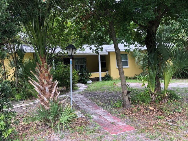 Building Photo - Large Old West Tampa Home