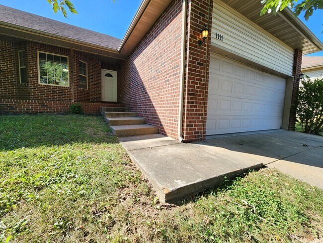 Building Photo - Spacious 3-Bedroom, 2-Bathroom Home AVAILABLE NOW!!