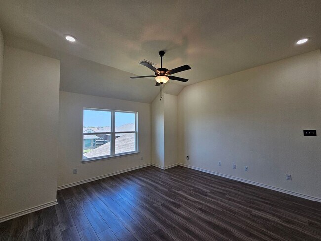 Building Photo - AVAILABLE NOW!