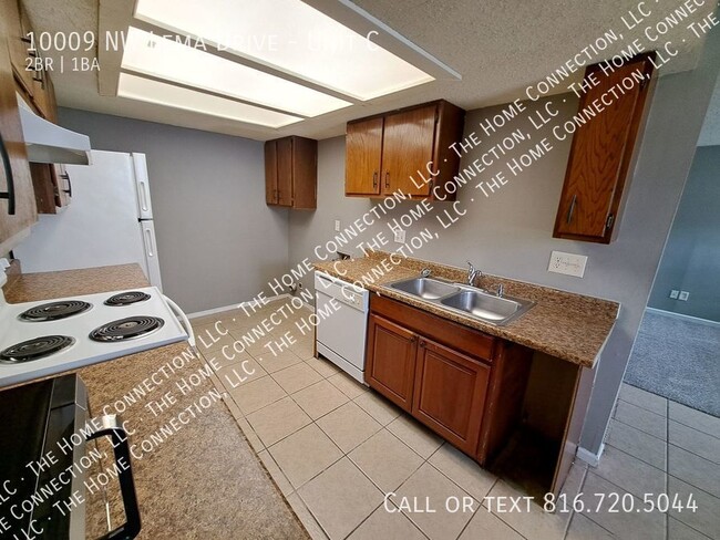 Building Photo - Clean and Spacious - 2 bed, 1 bath, 1 car ...